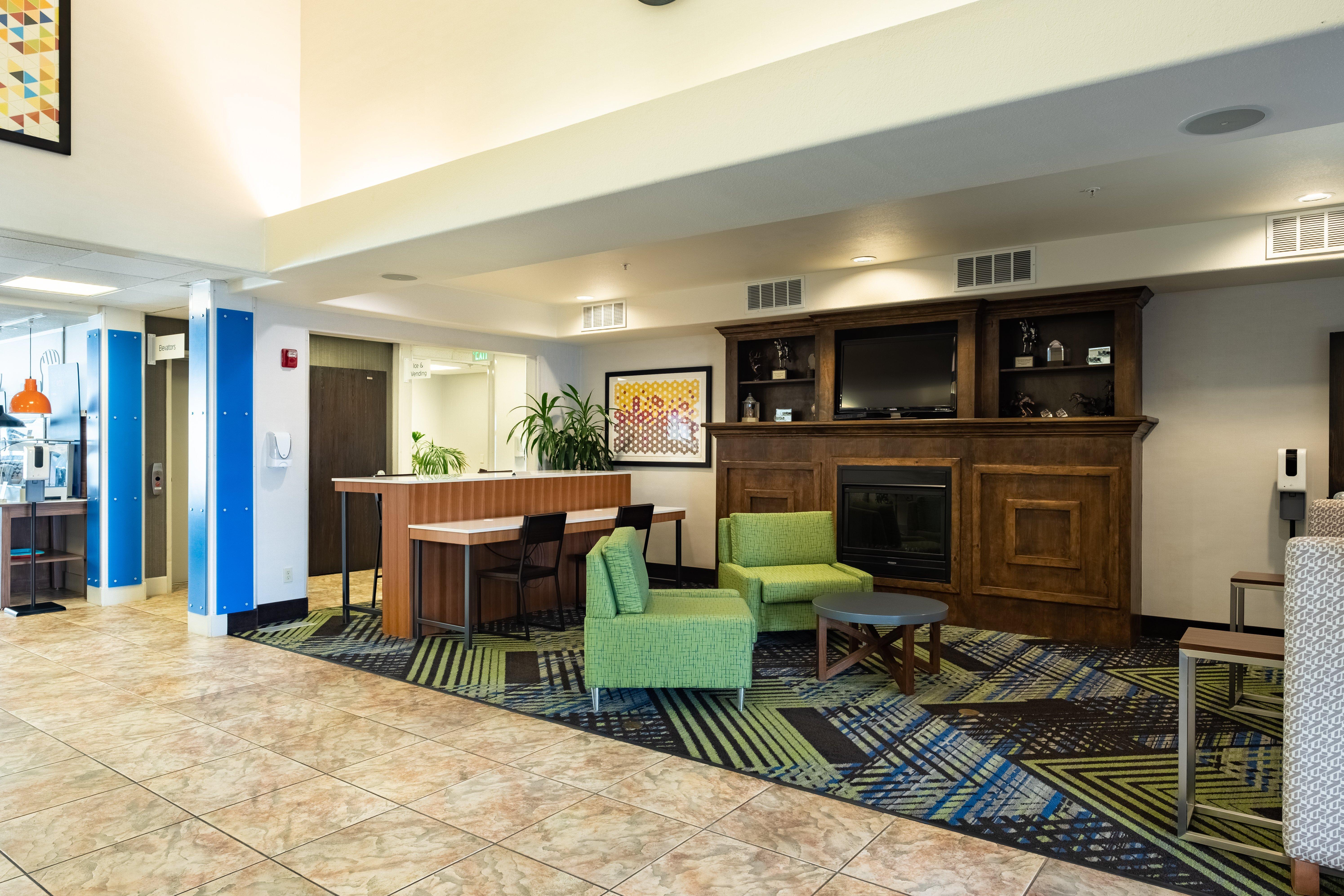 Holiday Inn Express Hotel & Suites Evanston By Ihg Exterior foto